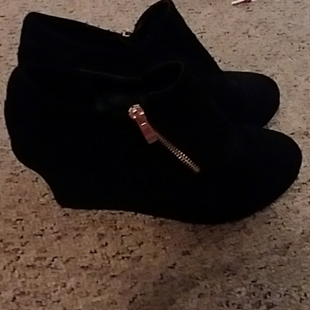 Black wedges